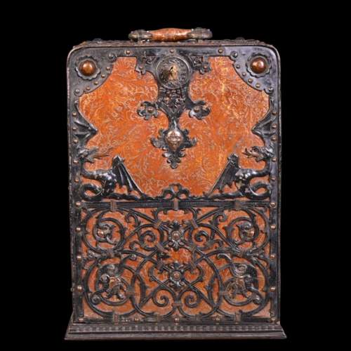 Coffret nécessaire de voyage en cuir et fer à décor de dragons et de mascarons
