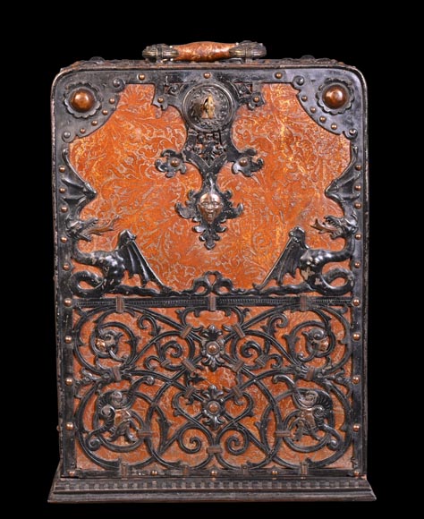 Coffret nécessaire de voyage en cuir et fer à décor de dragons et de mascarons-0