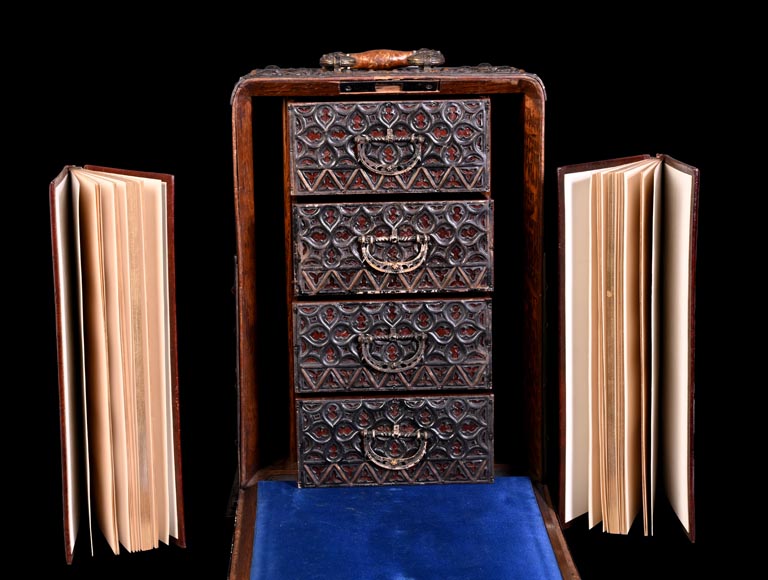 Coffret nécessaire de voyage en cuir et fer à décor de dragons et de mascarons-1