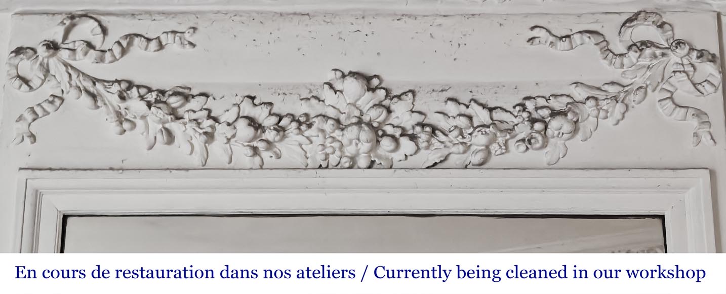 Trumeau de style Louis XVI décoré d'une guirlande florale-1