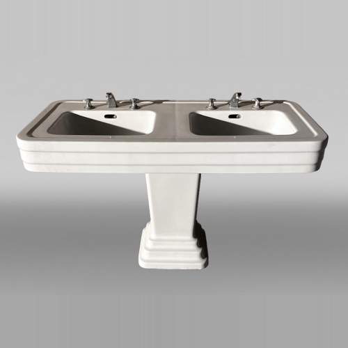 Lavabo double vasque en céramique émaillée, robinetterie chromée, Art Déco