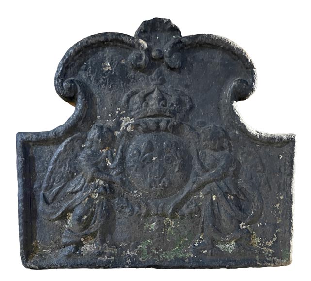 Plaque de cheminée encadrée d'anges aux armes de France-0
