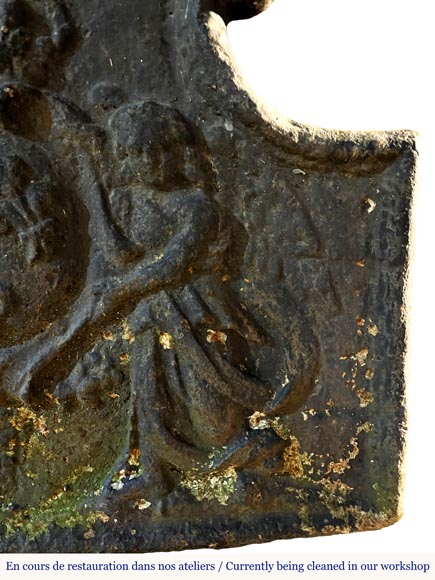 Plaque de cheminée encadrée d'anges aux armes de France-3