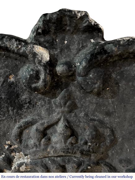 Plaque de cheminée encadrée d'anges aux armes de France-4