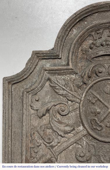 Plaque de cheminée datée 1726, aux armes de Robin de La Tremblaye.-3
