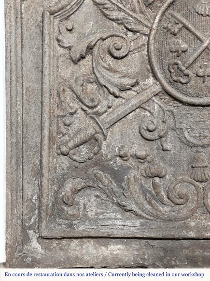 Plaque de cheminée datée 1726, aux armes de Robin de La Tremblaye.-5