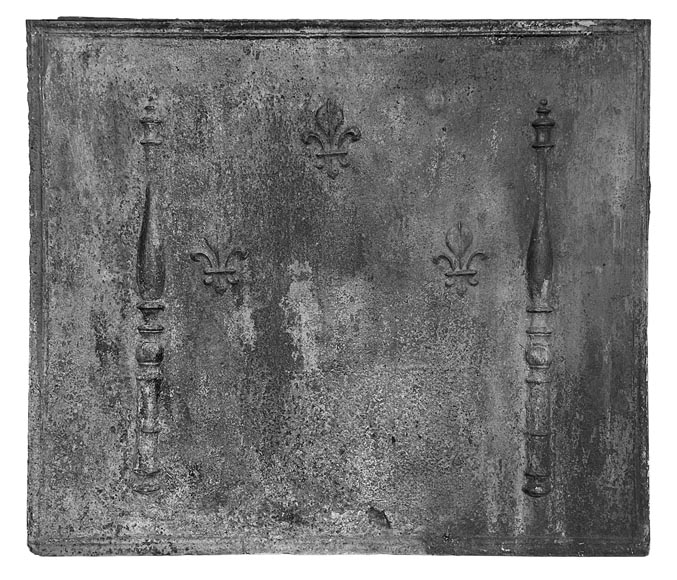 Plaque de cheminée aux fleurs de lys et colonnes d'Hercule-0