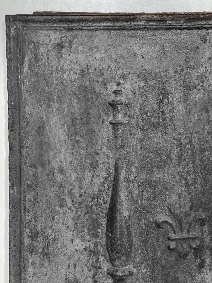 Plaque de cheminée aux fleurs de lys et colonnes d'Hercule-2
