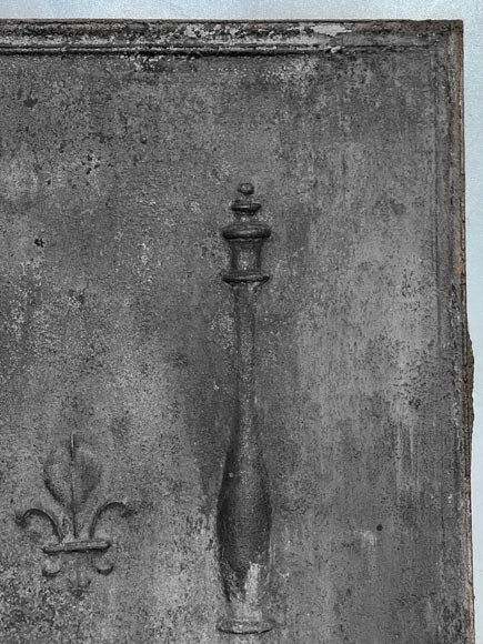 Plaque de cheminée aux fleurs de lys et colonnes d'Hercule-3
