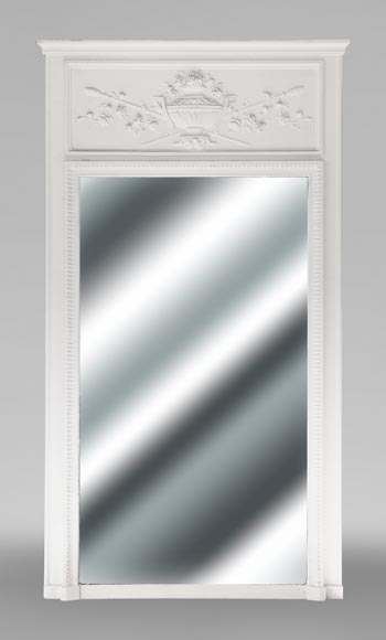 Trumeau de style louis XVI décoré d'un vase-0