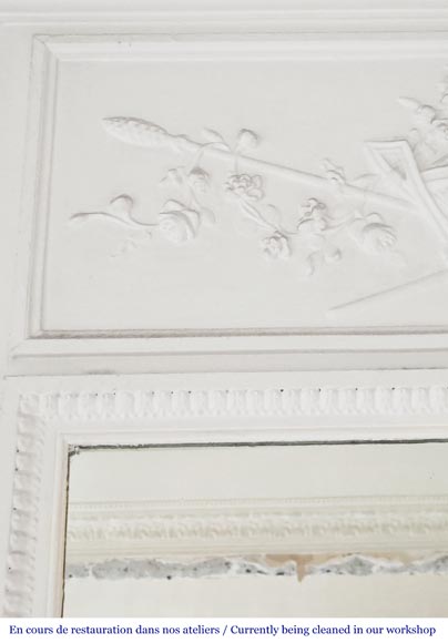 Trumeau de style louis XVI décoré d'un vase-2