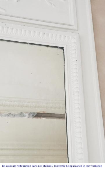 Trumeau de style louis XVI décoré d'un vase-3