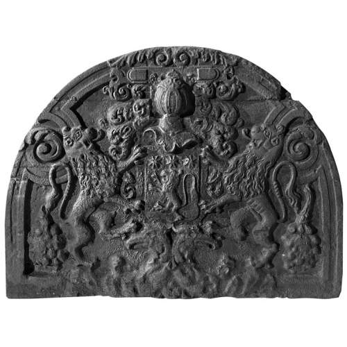 Plaque de cheminée en demi cercle en fonte, décorée d'armoirie, surmontée d'un heaume et encadrée de lions