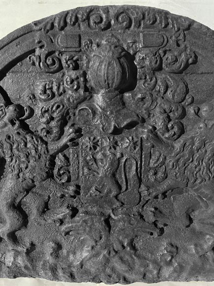 Plaque de cheminée en demi cercle en fonte, décorée d'armoirie, surmontée d'un heaume et encadrée de lions-2