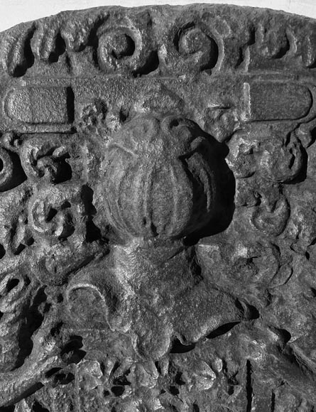 Plaque de cheminée en demi cercle en fonte, décorée d'armoirie, surmontée d'un heaume et encadrée de lions-3