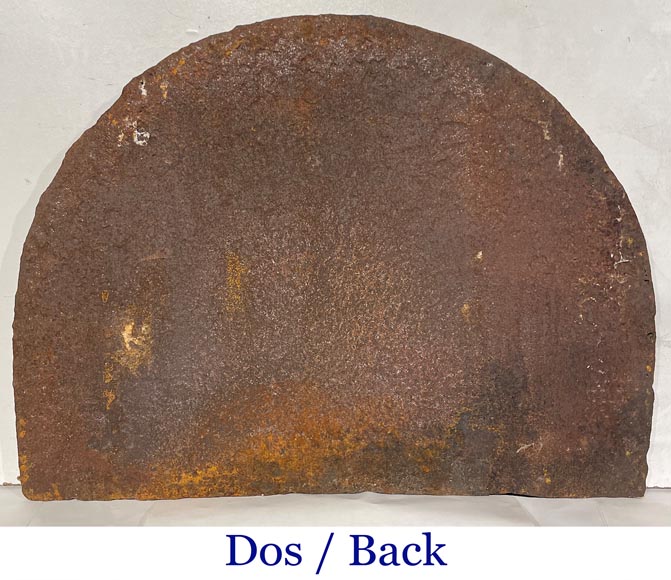 Plaque de cheminée en demi cercle en fonte, décorée d'armoirie, surmontée d'un heaume et encadrée de lions-6