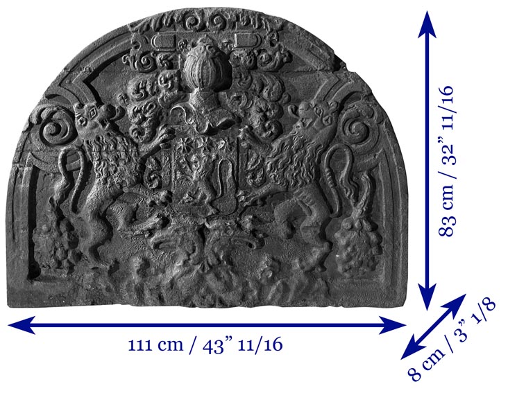 Plaque de cheminée en demi cercle en fonte, décorée d'armoirie, surmontée d'un heaume et encadrée de lions-7