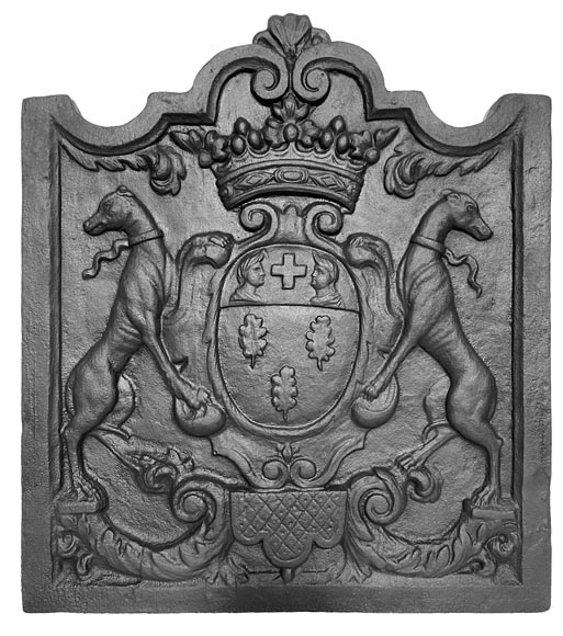 Plaque de cheminée aux armoiries portées par deux Lévriers-0