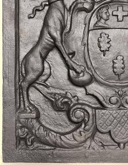 Plaque de cheminée aux armoiries portées par deux Lévriers-2