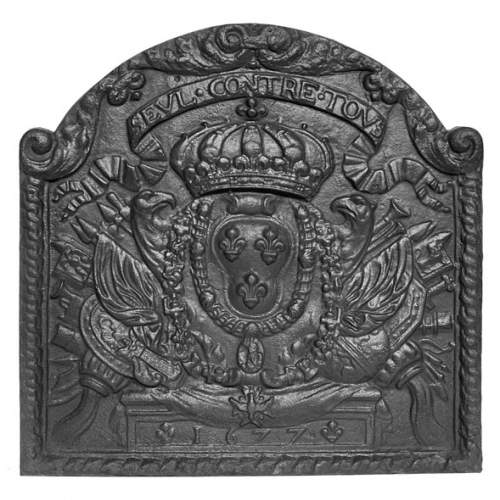 “Seul contre tous”, plaque de cheminée de style Louis XIV aux Armes de France
