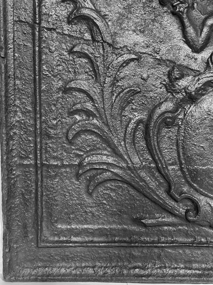 Plaque de cheminée aux armories surmontées par Apollon tenant une fleur de Lys-2