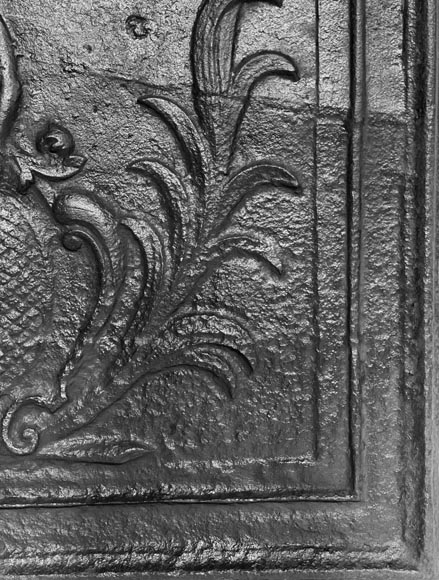 Plaque de cheminée aux armories surmontées par Apollon tenant une fleur de Lys-8