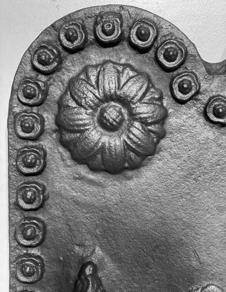 Plaque de cheminée à décor de lions et aux pots à feu-1