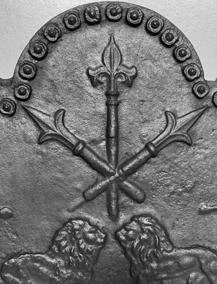 Plaque de cheminée à décor de lions et aux pots à feu-3