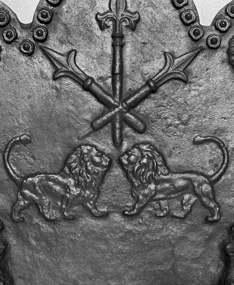 Plaque de cheminée à décor de lions et aux pots à feu-4