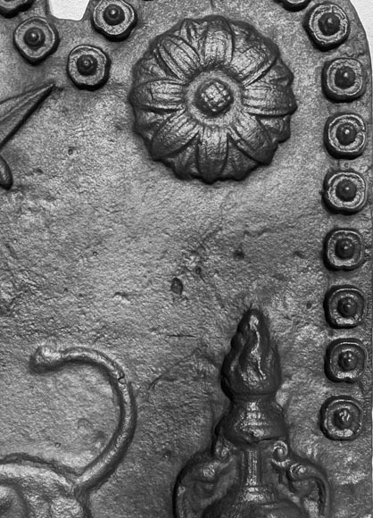 Plaque de cheminée à décor de lions et aux pots à feu-5