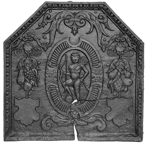 Plaque de cheminée d'époque Louis XVI décorée de Cupidon dans un médaillon-0