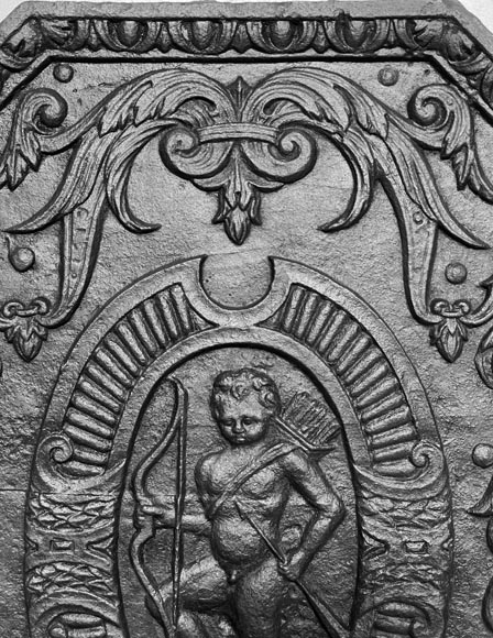 Plaque de cheminée d'époque Louis XVI décorée de Cupidon dans un médaillon-3