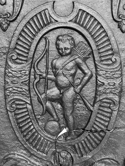 Plaque de cheminée d'époque Louis XVI décorée de Cupidon dans un médaillon-4