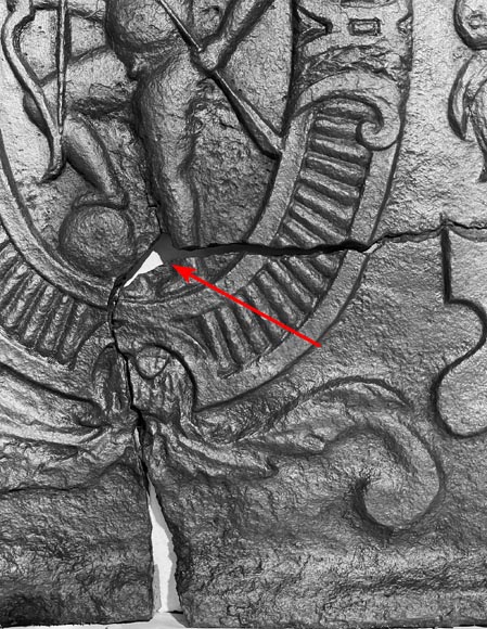 Plaque de cheminée d'époque Louis XVI décorée de Cupidon dans un médaillon-5