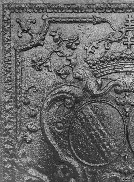 Plaque de cheminée aux armoiries couronnés Plaque de cheminée aux armoiries couronnés-1