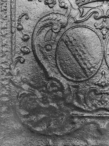 Plaque de cheminée aux armoiries couronnés Plaque de cheminée aux armoiries couronnés-2