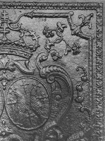 Plaque de cheminée aux armoiries couronnés Plaque de cheminée aux armoiries couronnés-6