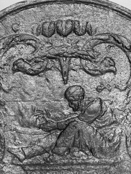 Plaque de cheminée aux personnages près du feu-3