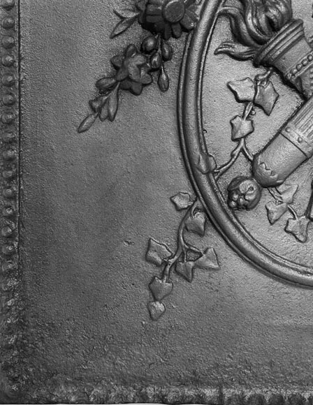 Plaque de cheminée de style Louis XVI aux carquois et flambeaux Plaque de cheminée de style Louis XVI aux carquois et flambeaux-2