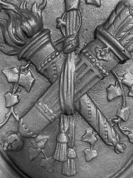 Plaque de cheminée de style Louis XVI aux carquois et flambeaux Plaque de cheminée de style Louis XVI aux carquois et flambeaux-4