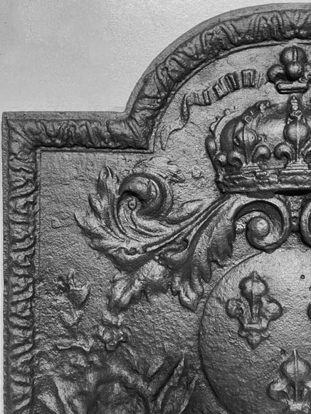 Plaque de cheminée aux armes de France et corne d'abondance Plaque de cheminée aux armes de France et corne d'abondance-1