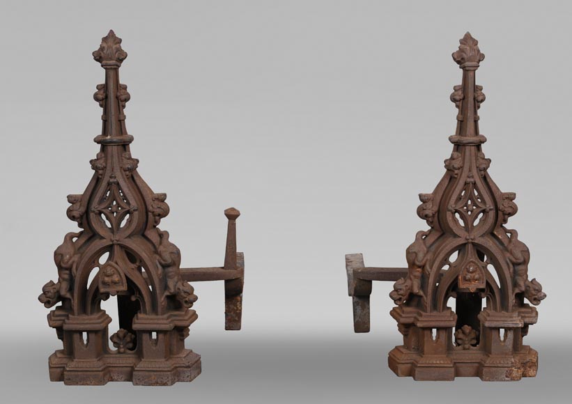 Paire de chenets néo-gothiques en fer-0