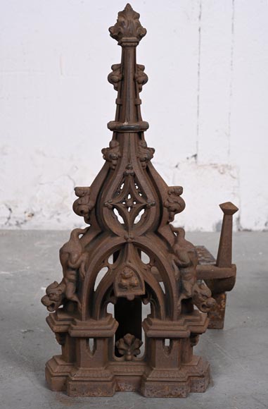Paire de chenets néo-gothiques en fer-1