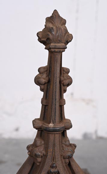 Paire de chenets néo-gothiques en fer-3