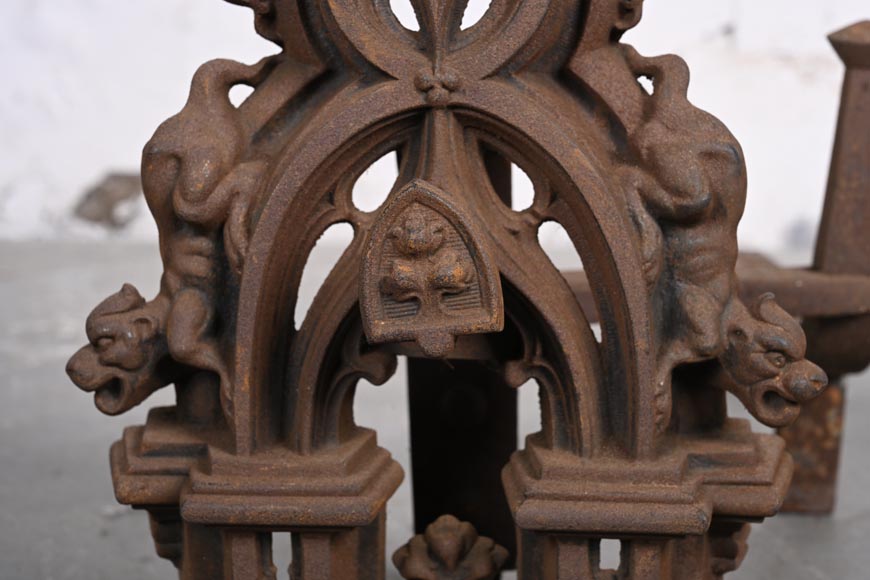 Paire de chenets néo-gothiques en fer-5