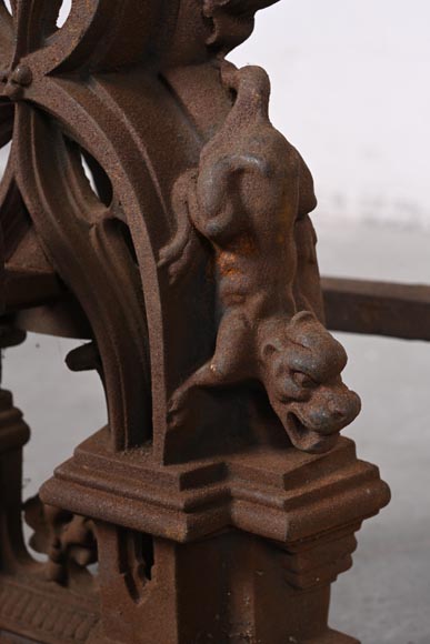 Paire de chenets néo-gothiques en fer-7