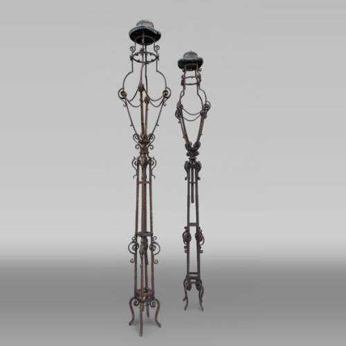 Paire de candélabres d'éclairage en fer forgé à fût ajouré, dans le goût de la Renaissance