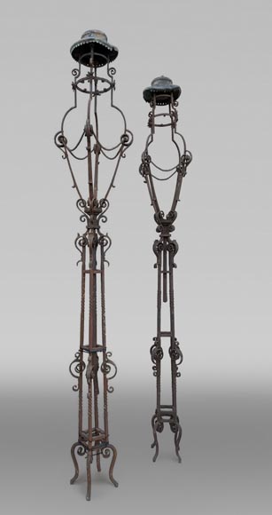 Paire de candélabres d'éclairage en fer forgé à fût ajouré, dans le goût de la Renaissance Paire de candélabres d'éclairage en fer forgé à fût ajouré, dans le goût de la Renaissance-0