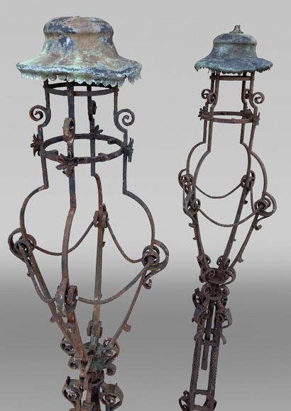 Paire de candélabres d'éclairage en fer forgé à fût ajouré, dans le goût de la Renaissance Paire de candélabres d'éclairage en fer forgé à fût ajouré, dans le goût de la Renaissance-1