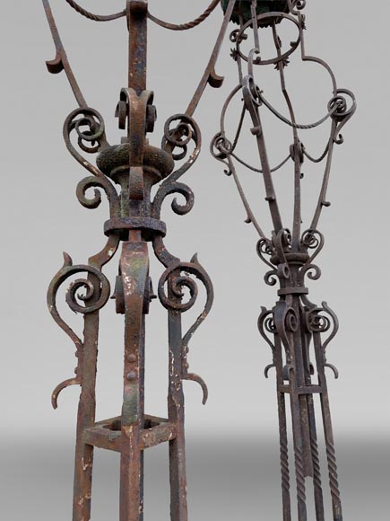 Paire de candélabres d'éclairage en fer forgé à fût ajouré, dans le goût de la Renaissance Paire de candélabres d'éclairage en fer forgé à fût ajouré, dans le goût de la Renaissance-3